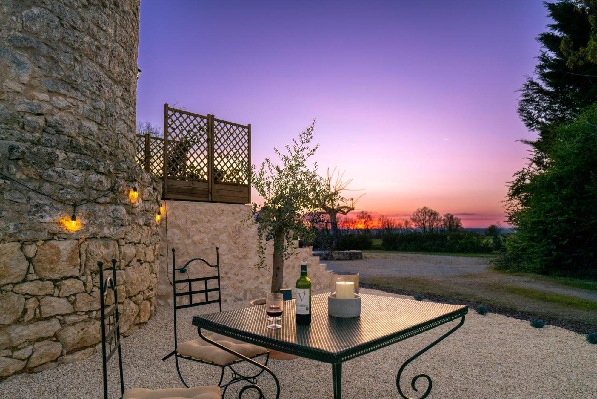 Enchanting Windmill Retreat Loubes-Bernac Exterior photo